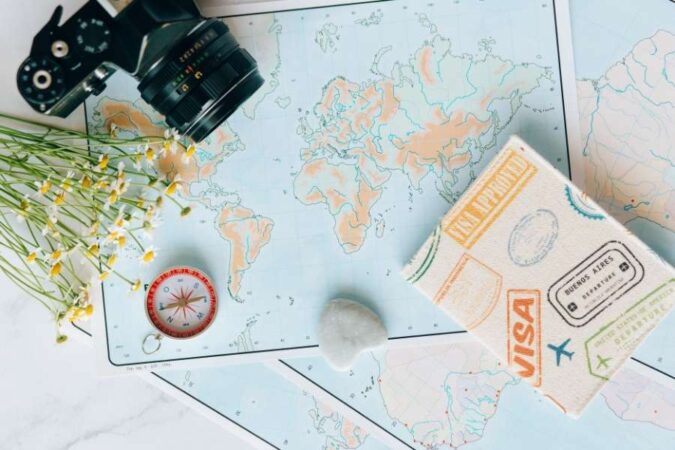 Une carte du monde avec un appareil photo, une boussole et un passeport, parfaits pour préparer son prochain circuit en groupe.